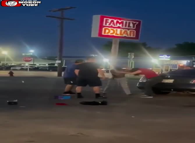 Video :A store clerk gets smashed trying to stop a thief